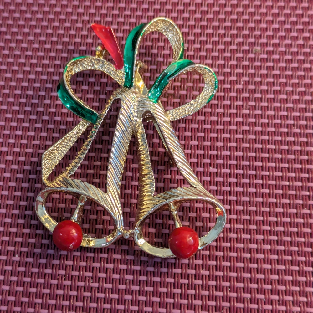 Gerry's Christmas Brooch Gold Tone Green Red Enamel Vintage Holiday Brooch